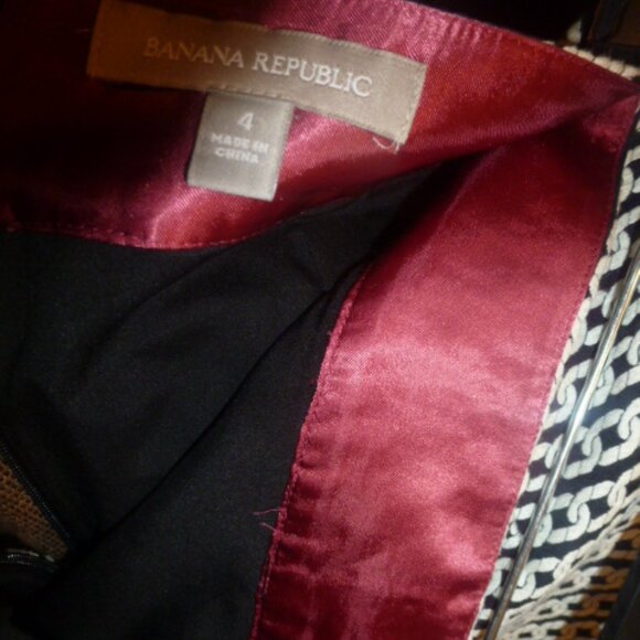 Classic Mini Pencil Silhouette Skirt with Ruffled Hem – Size 4 - Picture 7 of 11